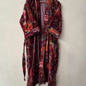 เสื้อคลุมกำมะหยี่สีแดงเข้มสำหรับผู้หญิงชุดกิโมโนผ้าพิมพ์ลายดอกไม้ระบายได้ดีเป็นมิตรกับสิ่งแวดล้อม - Product Image 1