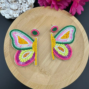 Boucles d'oreilles pendantes longues brodées de perles de rocaille, style artisanal moderne, légères et décontractées - Product Image 1
