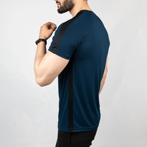 Camiseta de Hombre Azul Marino, Cuello Redondo, Manga Corta, Secado Rápido, Transpirable, Corte Regular, Informal, con Logotipo Frontal, Tejido de Punto, 100% Algodón - Product Image 2