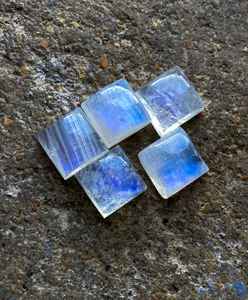 พลอยมูนสโตนทรงสี่เหลี่ยมแบบคาโบชอง ขนาดปรับเทียบแล้ว พลอยธรรมชาติแบบเม็ดเดี่ยว สำหรับทำเครื่องประดับ - Product Image 4