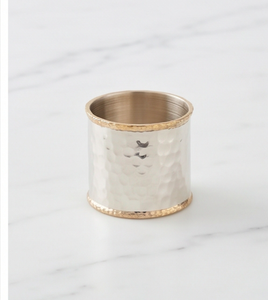 Anillo para Servilletas de Metal Plateado Martillado con Detalles en Oro, Accesorio Moderno para Decoración de Mesa y Uso en Bodas - Product Image 3