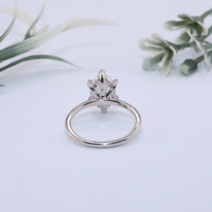 Bague en or blanc avec diamant de laboratoire taille hexagonale, halo dissimulé, micro-pavé, solitaire en panier, bijoux fins personnalisés, bague d'anniversaire - Product Image 3