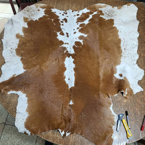 Cuero clásico de vaca con pelo, pieles de alta calidad para la fabricación al por mayor de carteras, cinturones, zapatos y alfombras de lujo. - Product Image 1