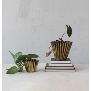 Vase de table en bronze fait main avec un design à nervures verticales, style industriel, décoration pour la maison - Product Image 6