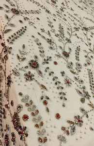 Tissu en dentelle perlée à la main avec cristaux multicolores de luxe pour robe de mariée et robe de soirée – Fournisseur en gros de broderies lourdes - Product Image 2