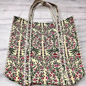 Sac fourre-tout matelassé en coton à imprimé floral fait main, idéal pour le shopping, la plage, les voyages ou comme sac de nuit, motif floral pour un usage quotidien - Product Image 1