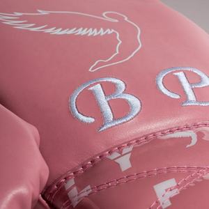 นวมชกมวยสีชมพูขาว ปักชื่อได้ตามต้องการ ปิดแบบผูกเชือก หนังแท้ ระบายอากาศได้ดี น้ำหนักเบา - Product Image 4