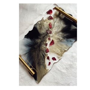Plateau de service en résine irrégulière fait main avec poignées dorées, motif tourbillon noir et blanc et fleurs rouges séchées - Product Image 1