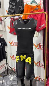 Camiseta sin mangas para hombre, negra, con cuello redondo, de secado rápido, estilo urbano, ajustada, elástica, de tela gofrada, bordada. - Product Image 1