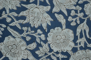 Tela 100% algodón índigo con estampado floral de enredaderas, impresa a mano con técnica de bloque. |   Tela Botánica Azul Mughal de Jaipur al por Mayor - Product Image 3