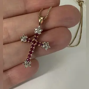 Collar con Colgante de Cruz de Moissanita TISHYA DIAMOND, Plata de Ley 925, Chapado en Oro, Piedra Roja, Joyería Religiosa de Lujo, Regalo para Mujer - Product Image 4