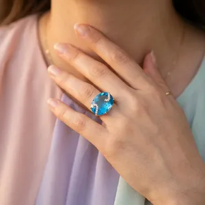 Bague en or jaune 14 carats plaqué or, topaze bleue ovale, délicate, faite à la main, cadeau de mariage de luxe, mode féminine, qualité supérieure - Product Image 1