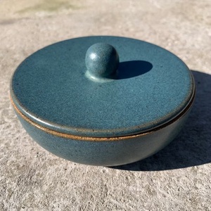 Moderno Contenedor Redondo para Mantequilla con Tapa de Perilla Elevada, Diseño de Recipiente Profundo, Acabado Liso, Elegante Soporte para Guardar Mantequilla en la Encimera de la Cocina - Product Image 1
