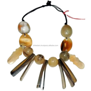 Collier en corne de buffle naturel fait à la main pour femmes, bijoux tendance, best-seller, couleur ambre miel - Product Image 1