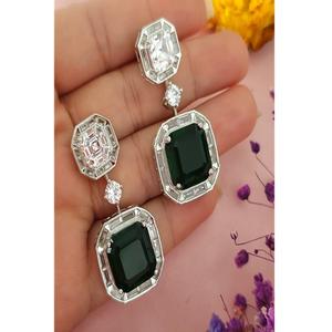 ต่างหูเงินชุบคุณภาพพรีเมียมประดับเพชรซีกอนสวยงามสำหรับผู้หญิงและเด็กผู้หญิง เหมาะสำหรับงานกลางคืน งานปาร์ตี้ และแฟชั่น - Product Image 1