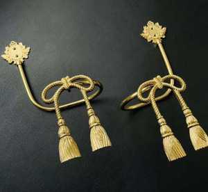 ที่รัดผ้าม่านแบบโมเดิร์น Bold Blossom ทำจากทองเหลืองแท้ ผลิตด้วยวิธี Lost Wax Casting แข็งแรง ทนสนิม เป็นมิตรกับสิ่งแวดล้อม อุปกรณ์ตกแต่งผ้าม่าน - Product Image 1