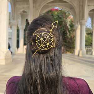 Élégante épingle à chignon en forme de flèche géométrique en laiton plaqué or, faite à la main, pour femmes – Accessoire de cheveux ethnique bohème - Product Image 1
