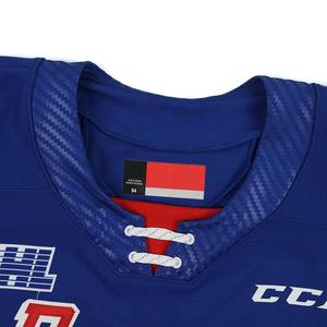 Uniforme de Hockey en Blanco con Bordado de Nombre y Número del Equipo, Estilo Jersey de Patinaje sobre Hielo, con Cordones y Rayas Azules - Product Image 6