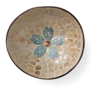Bol en noix de coco avec motifs sculptés détaillés, construction éco-responsable, finition lisse pour cuisines contemporaines - Product Image 1