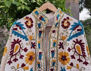 Veste en coton brodée florale pour femme, col mandarin, manches longues, style bohème chic, faite à la main, écologique, vêtement d'extérieur pour le printemps - Product Image 2