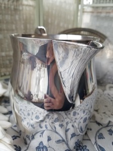 Carafe à eau en acier inoxydable grande capacité avec couvercle, pichet de service élégant en métal pour la maison, la cuisine, les restaurants, les hôtels et les mariages - Product Image 3