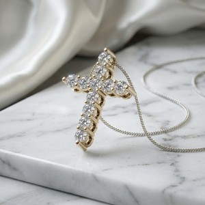 Collier pendentif croix serti de diamants synthétiques de laboratoire en or jaune, certifié IGI, bijoux religieux de luxe pour usage quotidien - Product Image 2