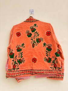 Chaqueta de Invierno de Terciopelo Color Durazno Hecha a Mano para Mujer, Abrigo Tradicional Rajastaní con Bordado Floral a Mano - Product Image 2