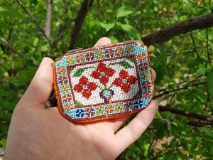 กระเป๋าใส่เหรียญปักลูกปัดพรีเมียม ปิดด้วยซิป ลูกปัดหลากสีสัน งานฝีมือประดับลูกปัด ดีไซน์งานฝีมือที่เหนือกาลเวลา อุตรากาฏปัฎฐ์ - Product Image 1