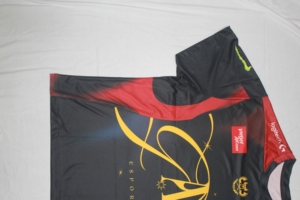 เสื้อยืดอีสปอร์ตพิมพ์ลายตามสั่ง พิมพ์แบบรีดร้อน รับผลิตแบบ OEM/ODM ขายส่ง เสื้อยืดคอตตอนผสมโพลีเอสเตอร์ 65/35 แขนสั้น กันยับ - Product Image 3