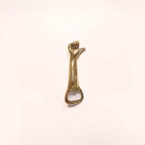 Abridor de Botellas con Forma de Horquilla de Jardín, Diseño Rústico Vintage, Agarre Fuerte, Acabado Dorado Duradero, Perfecto para el Hogar, Bar y Decoración al Aire Libre - Product Image 3