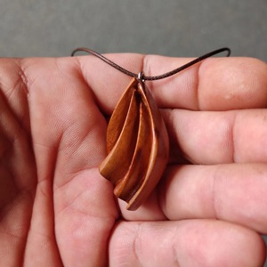 Collier pendentif en bois en forme de larme, finition naturelle, bijoux artisanaux - Product Image 5