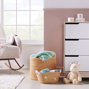 Panier rond fait main en jacinthe d'eau pour enfants avec poignées souples et accent floral – Organisateur de jouets durable – Fournisseur en gros - Product Image 4