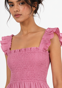 Robe mi-longue décontractée en coton coupe trapèze pour la plage - Élégante robe rose à corsage smocké, bretelles volantées et détails en dentelle pour les vacances d'été - Product Image 6