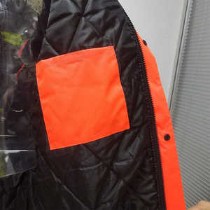 Chaqueta de trabajo de invierno de alta visibilidad, reflectante, de poliéster de alta calidad, con capucha oculta, acolchada e impermeable. - Product Image 3