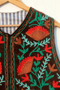 Chaleco vintage de terciopelo Suzani con bordado artesanal, estilo bohemio chic, chaleco para mujer, chaqueta Suzani, regalo para ella. - Product Image 3