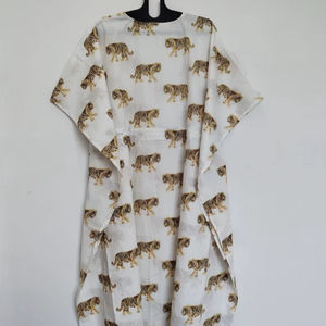 Kaftán indio hecho a mano con estampado de tigre, ligero, de algodón, para la playa, cómodo para usar en el resort. - Product Image 1