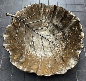 Bol décoratif en métal en forme de feuille avec un style zig-zag très prononcé, produits pour la table - Product Image 1