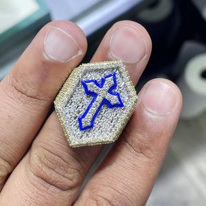 Anillo de cóctel de moissanita VVS chapado en rodio con diseño de cruz de esmalte azul, anillo religioso de hip hop para hombre - Product Image 1