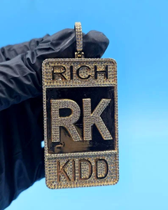 จี้เพชรทรงตัวอักษร RK รุ่น Luxury Rich Kidd เงินแท้ 925 ชุบทอง 18K ประดับเพชรโมอิสซาไนต์ทรงเหลี่ยมเจียระไนแบบ Brilliant Cut ดีไซน์แบบ Claw Setting สไตล์ฮิปฮอป - Product Image 1