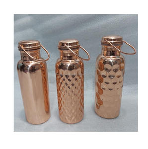 Botella de agua clásica de cobre puro para uso regular que apoya una digestión y un estilo de vida saludables. - Product Image 5