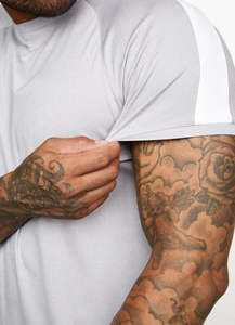 Ensembles de t-shirts pour hommes de haute qualité, manches courtes, sport d'été / ensembles slim avec logo personnalisé, fabriqués au Pakistan - Product Image 2