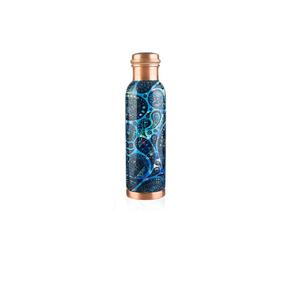 Botella de agua de cobre impresa en azul de 34 oz, recipiente ayurvédico de cobre puro extra grande para beber, beba más agua. - Product Image 1