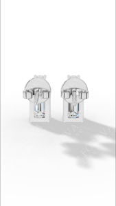 Boucles d'oreilles clous en or 10 carats avec deux diamants de laboratoire taille brillant et émeraude harmonieuse, fournisseur de bijoux fins de luxe - Product Image 4