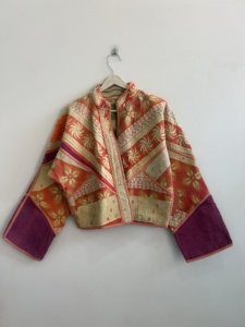 Veste Kantha réversible vintage faite à la main, courte, en patchwork de coton et élasthanne pour l'hiver - Product Image 4