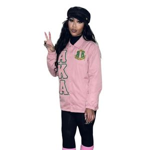 เสื้อแจ็คเก็ตโค้ชสีชมพูสำหรับผู้หญิง ปักลายตราสัญลักษณ์ ตัวอักษร ดีไซน์กระดุมด้านหน้า เสื้อคลุมลำลองแฟชั่น แขนยาว สตรีทแวร์ - Product Image 3