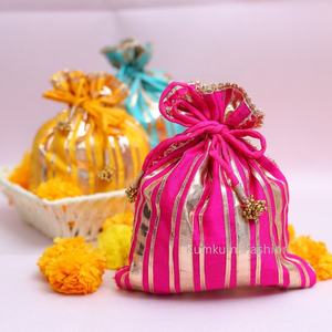 Nouveauté : Sac Potli indien du Rajasthan en coton multicolore avec doublure, dentelle Gota, cordon de serrage, poignée unique, ouvert, pour cadeaux de mariage et Mehndi - Product Image 4