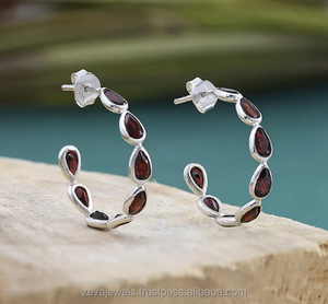 Boucles d'oreilles en argent sterling avec pierres précieuses grenat taille poire bijoux de conception faits à la main - Product Image 1