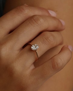 แหวนเพชรทรงรี 1 กะรัต เพชรเลี้ยงในห้องปฏิบัติการ ทองคำขาว 14K ตัวเรือนแบบ NSEW Compass Prong Setting ขนาด 1.6 มม. แหวนเพชรเม็ดเดี่ยวสำหรับผู้หญิง - Product Image 6