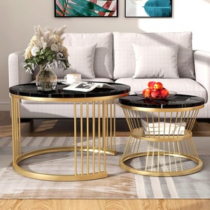 Mesa de Centro Moderna de Lujo en Madera Contrachapada con Superficie de Aspecto Mármol y Base de Listones Metálicos Dorados, Mesa de Salón Contemporánea - Product Image 3