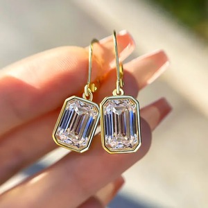 Boucles d'oreilles tendance pour femme en argent sterling plaqué or jaune 18 carats, serties de moissanite jaune spéciale taille émeraude, en vente - Product Image 5